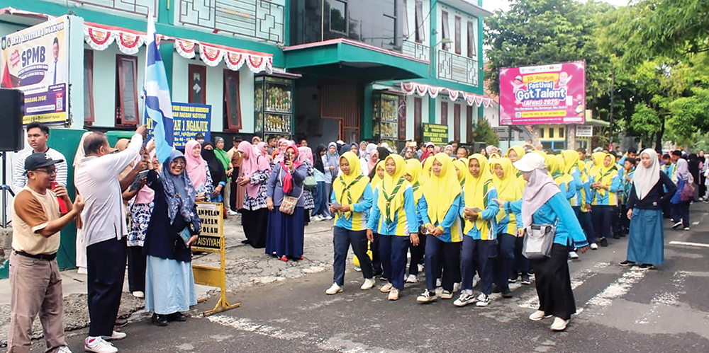 BERHADIAH UMRAH: Peserta jalan sehat SD