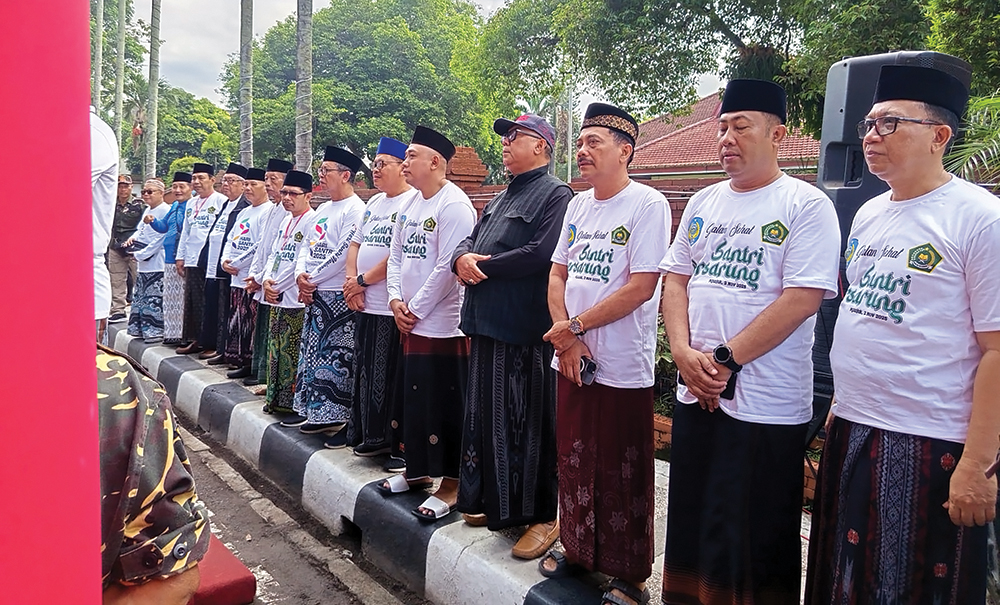 PERINGATI HARI SANTRI: Ketua DPRD Kabupaten Nganjuk Tatit Heru Tjahjono (tiga dari kanan).