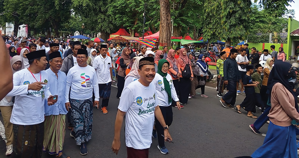 SARUNGAN: Ketua DPRD Tatit Heru Tjahjono mengikuti jalan sehat.