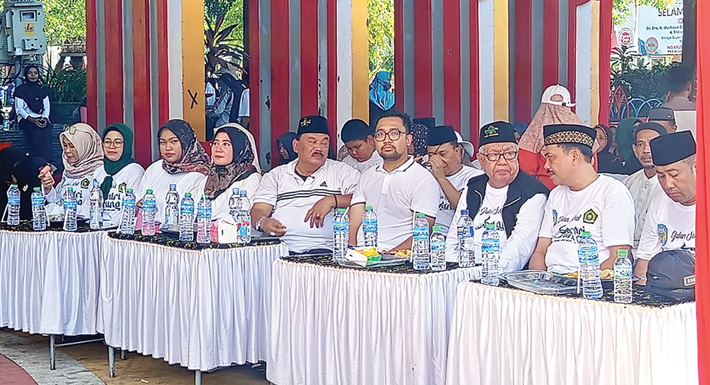 SINERGI: Pak Tatit bersama forkopimda meramikan Jalan Sehat Bersarung, Minggu (1/11).