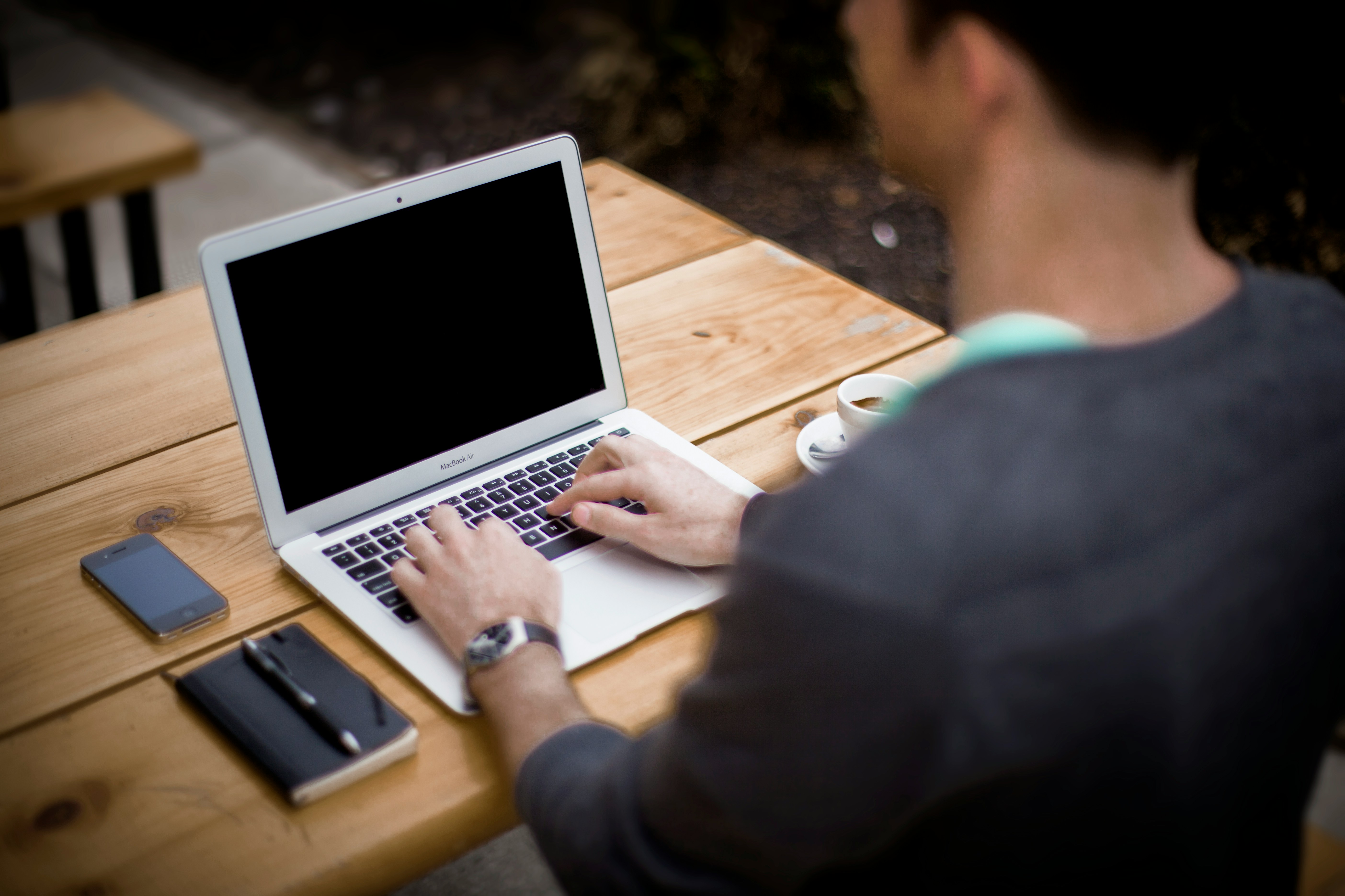 Postur Tubuh dapat Memburuk Karena Posisi Di Depan Laptop