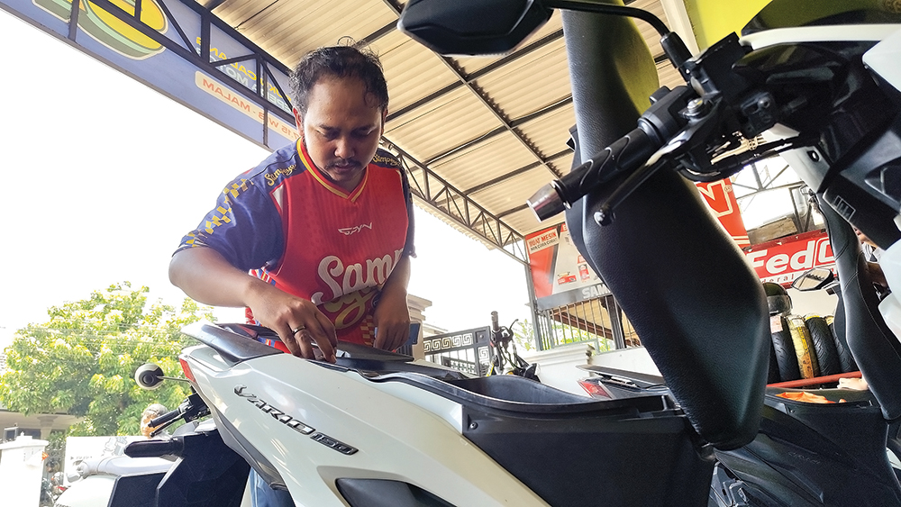 CEK BBM: Mekanik di bengkel mengecek sepeda motor yang diservis kemarin. Ada empat motor brebet karena diduga pertalite dicampur etanol.