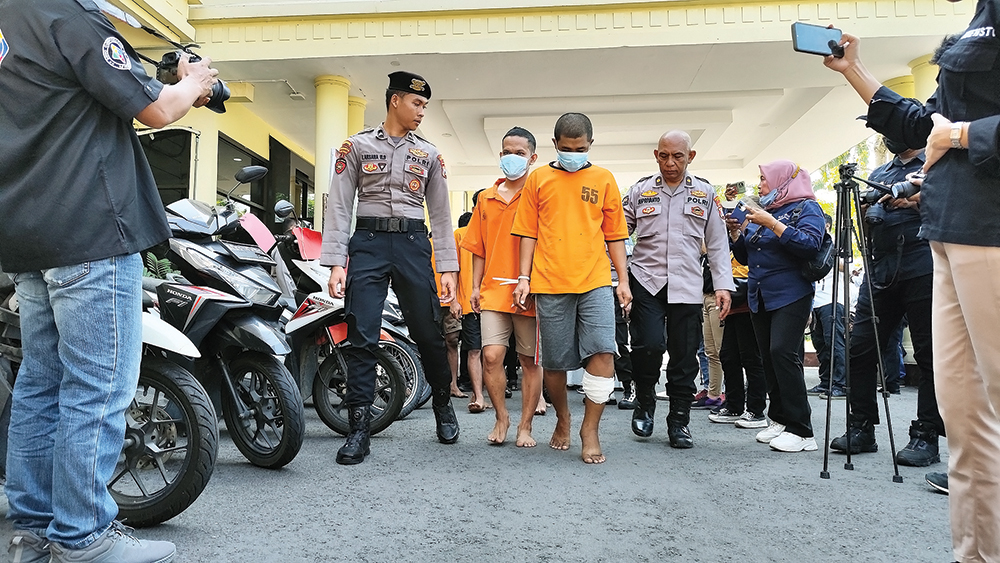 PINCANG: Ansori, residivis curanmor asal Bangkalan dibawa menuju ruang tahanan setelah pers release kemarin. Dia ditembak kaki kirinya di Kertosono karena mencuri sepeda motor.