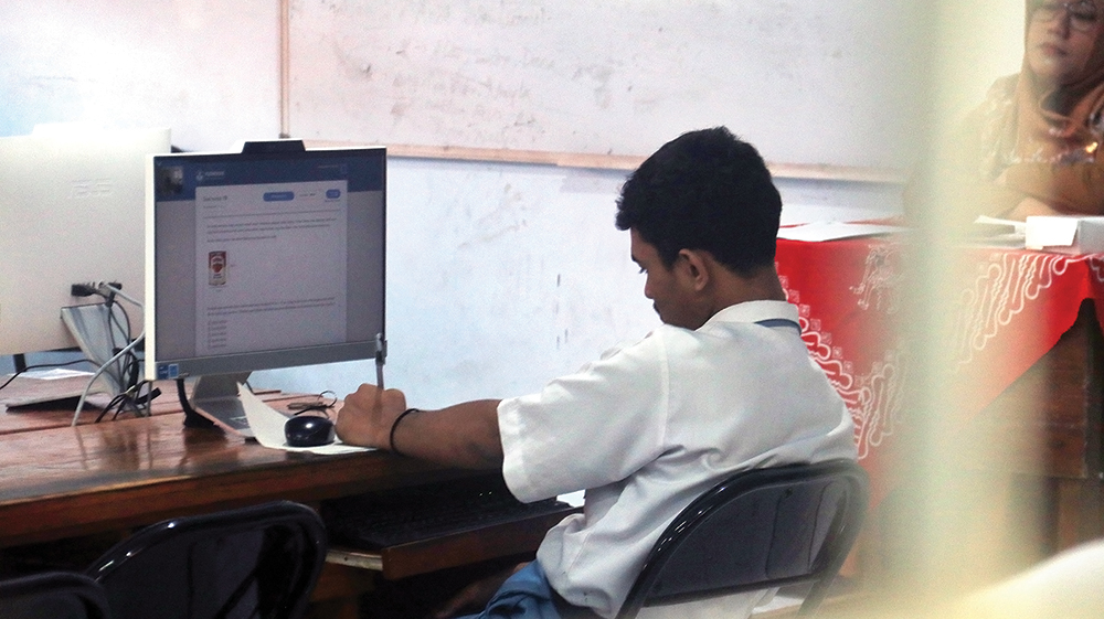 MUMET: Peserta TKA di SMKN 1 Nganjuk mengerjakan soal Bahasa Indonesia dengan diawasi pengawas.