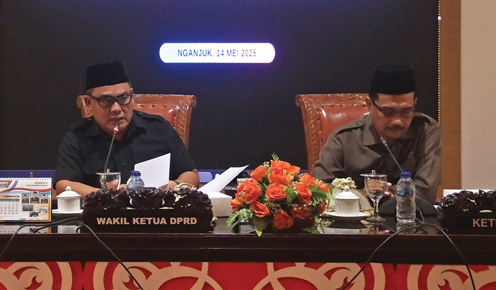 WAKIL RAKYAT: Ketua DPRD Tatit Heru Tjahjono dan Wakil Ketua DPRD Jianto saat rapat paripurna.