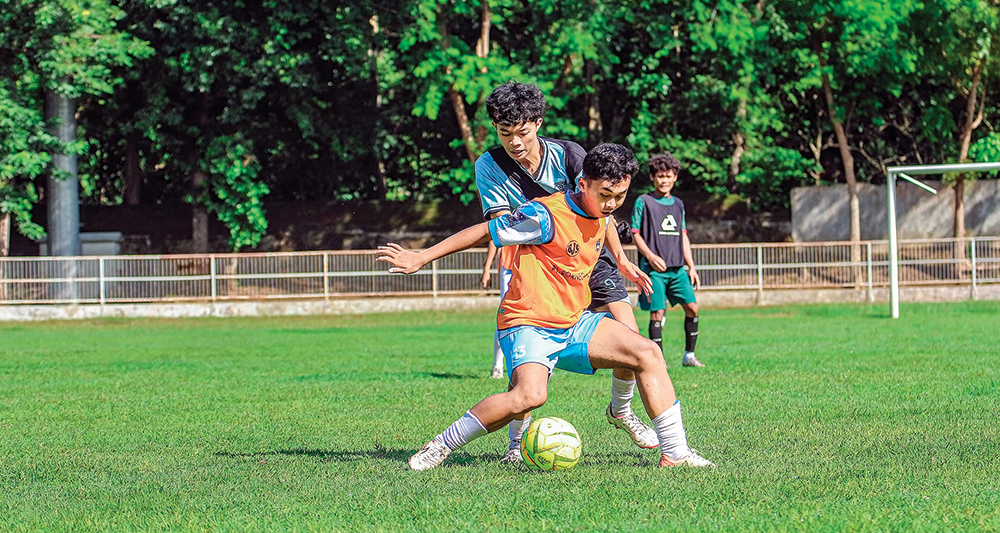 SELEKSI KETAT: Pemain seleksi Persenga saat berlatih di Stadion Anjuk Ladang. Sebanyak 75 pemain ikut seleksi untuk jadi pemain Persenga.