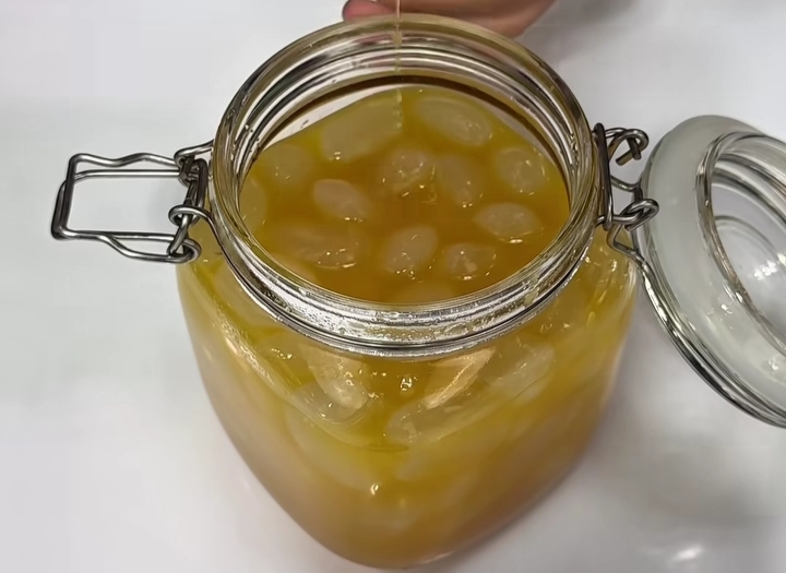 Segar dan bermanfaat, acar kolang-kaling bantu menjaga elastisitas kulit.