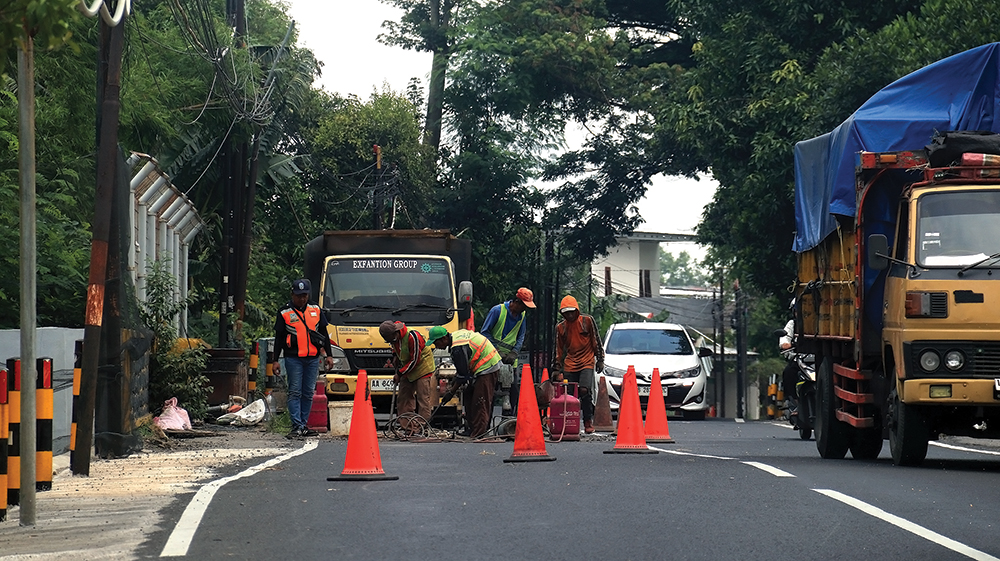 BUKA-TUTUP: Jembatan Embat-Embat di Kecamatan Pace diperbaiki lagi kemarin. Arus lalu lintas jadi terganggu.