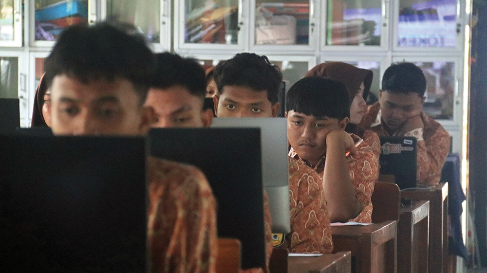 TERMENUNG: Siswa SMA Negeri 1 Pace mengerjakan soal tes kemampuan akademik (TKA) SMA/SMK kemarin. Nilai TKA digunakan untuk masuk Seleksi Nasional Berdasarkan Prestasi (SNBP) peguruan