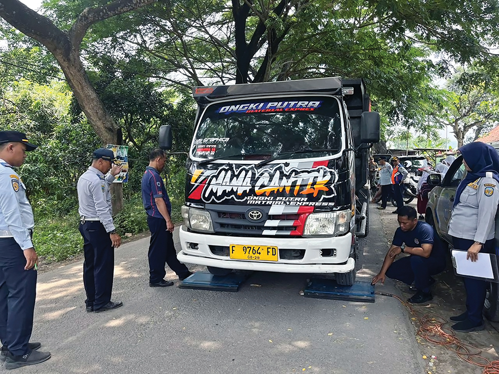 CEK MUATAN: Petugas Dishub Nganjuk menimbang muatan truk saat razia kemarin. Sebanyak 16 truk tambang bawa muatan overload.
