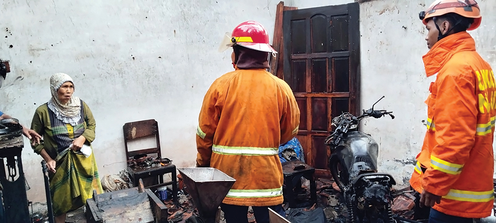 JADI ARANG: Rumah milik Saodah, warga Drenges, Kertosono terbakar karena pemilik menyedok pertalite di dalam rumah.