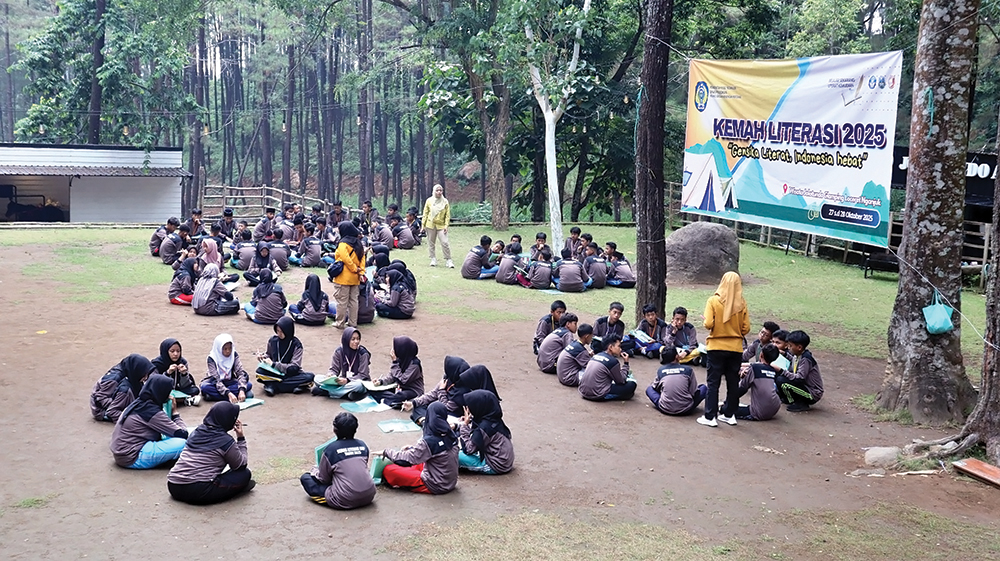 GEMBIRA: Peserta Kemah Literasi saat bermain games di lokasi perkemahan pada Sabtu dan Minggu.