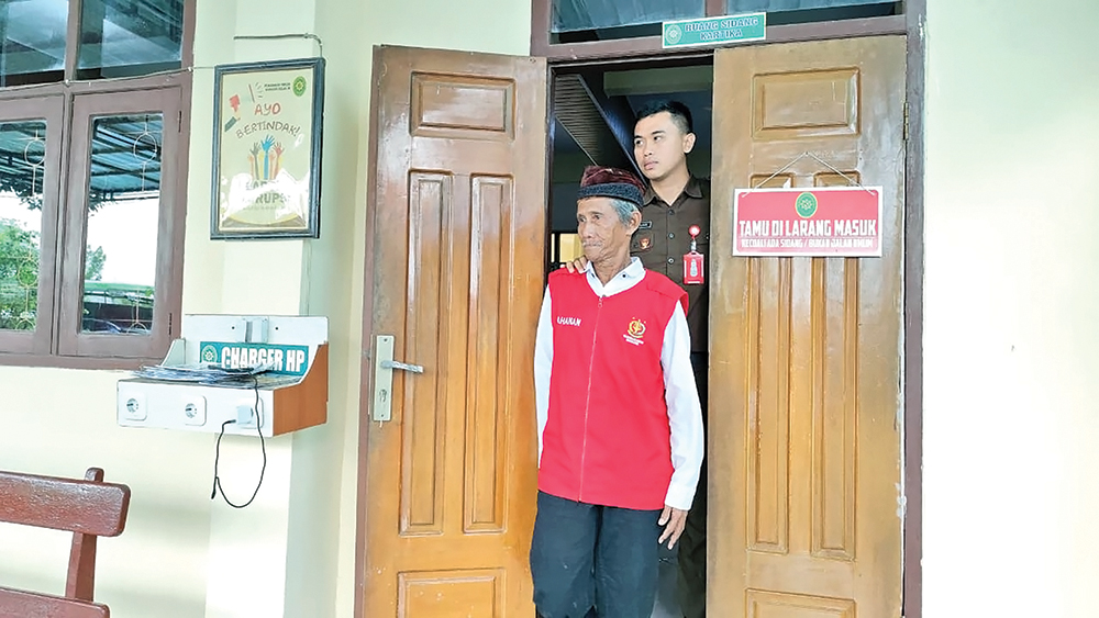 HADAPI MEJA HIJAU: Atmoerejo terdakwa pembunuh gelandangan keluar ruang sidang PN Nganjuk kemarin.