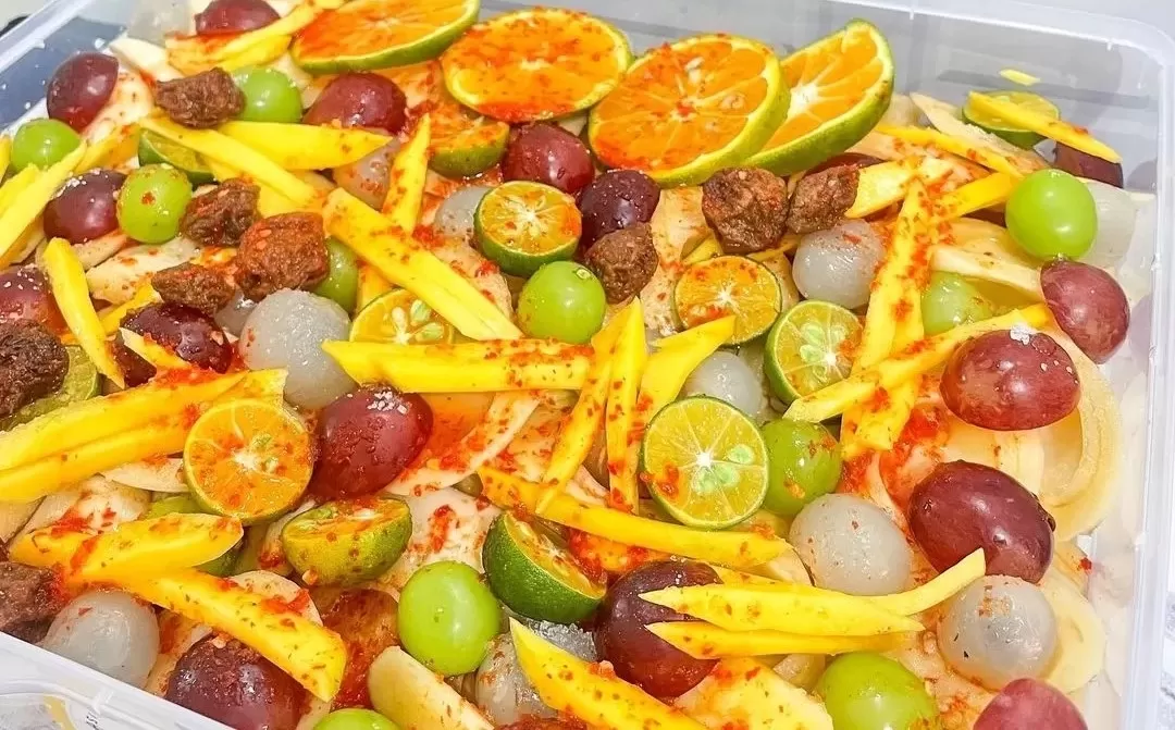 Perpaduan segar buah tropis dan bumbu pedas asin