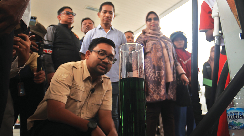 SIDAK: Wakil Bupati Nganjuk Trihandy Cahyo Saputro melihat pertalite di SPBU Werungotok, Kecamatan Nganjuk kemarin. Sidak dilakukan karena ada beberapa sepeda motor brebet diduga karen