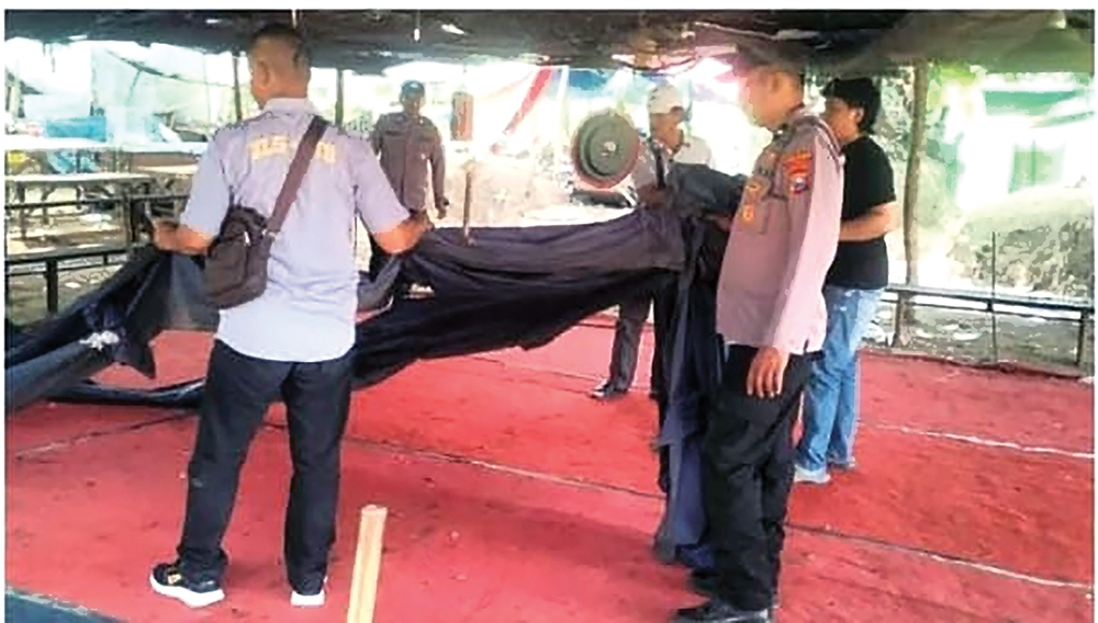 BERANTAS PERJUDAN: Petugas Polsek Bagor membongkar arena judi sabung ayam di Desa Sugihwaras.