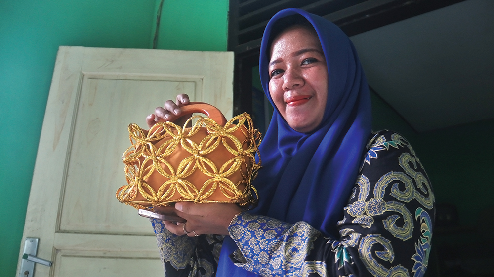 KEREN: Bendahara Bank Sampah Sejahtera Wulandari menunjukkan tas dari limbah rumah tangga.