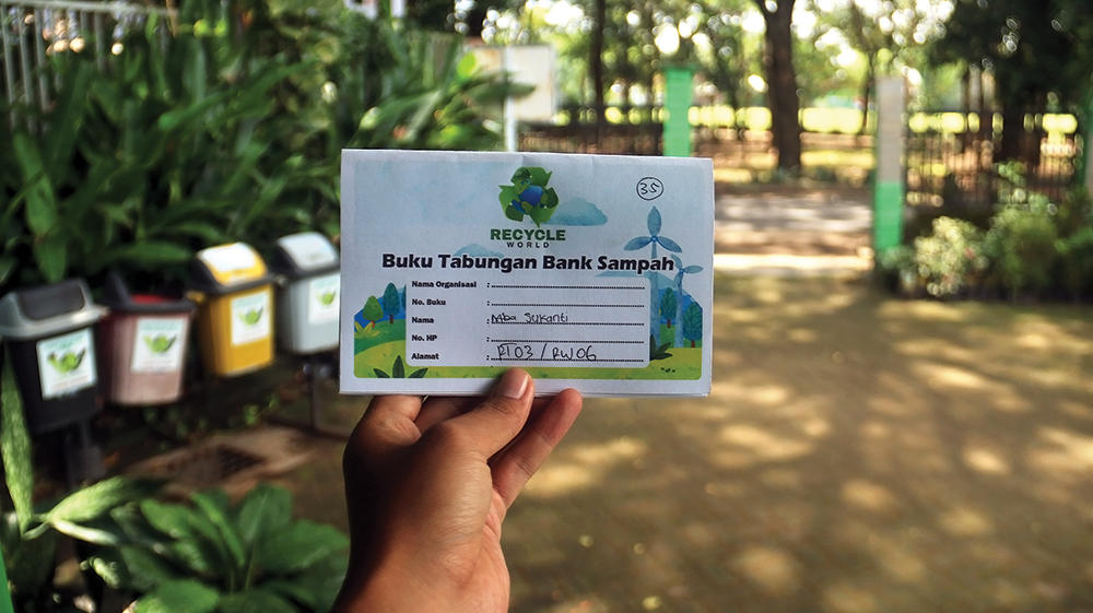 JADI THR WARGA: Buku Tabungan Bank Sampah menjadi bukti untuk warga yang menabung sampah.