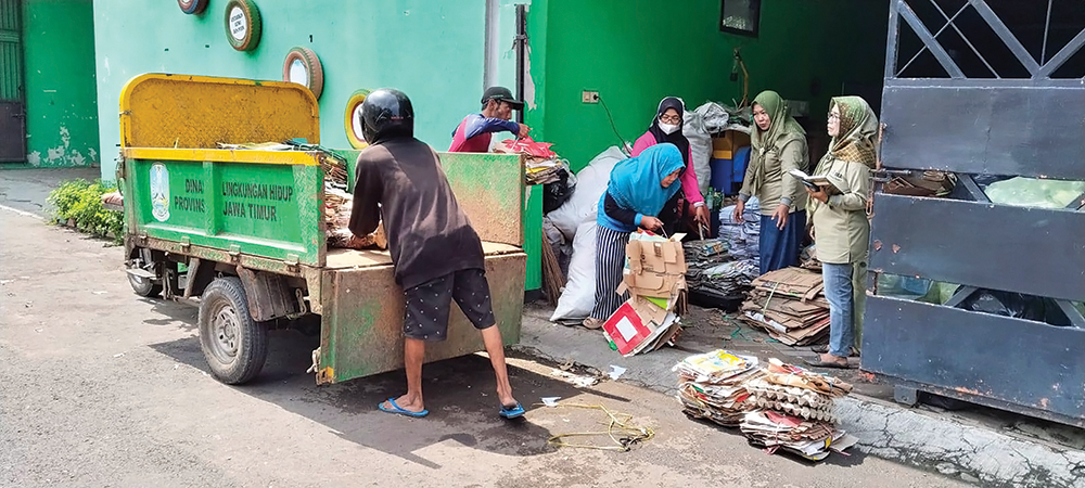 BANK SAMPAH: Warga Kelurahan Kartoharjo mengumpulkan sampah rumah tangga untuk ditabung di bank sampah.