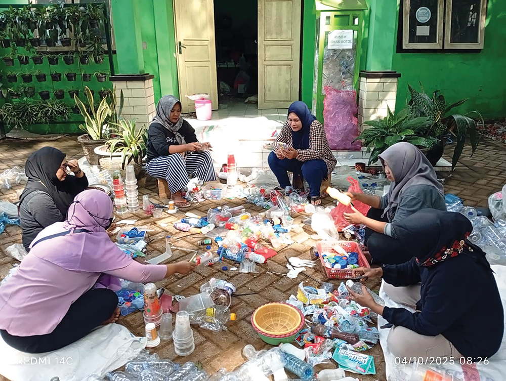 Warga memilah sampah sebelum dimanfaatkan untuk berbagai macam kerajinan.