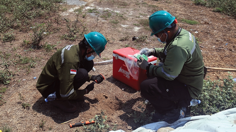 BERBAHAYA: Petugas Dinas Lingkungan Hidup Nganjuk mengambil sampel limbah yang dibuang di tepi jalan.