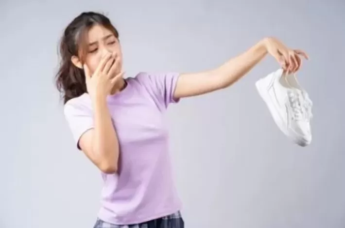 Cara mudah atasi bau sepatu