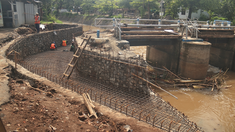 KURANG SEBULAN: Pembangunan pintu air Dam Tanjungrejo dikebut kemarin. Pelebaran pintu air untuk mencegah Sungai Kuncir meluap saat hujan deras mengguyur wilayah pegunungan Wilis.