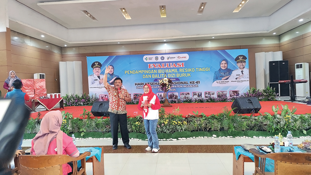LINDUNGI BUMIL DAN BALITA: Bupati Marhaen Djumadi memberi motivasi pada kader.
