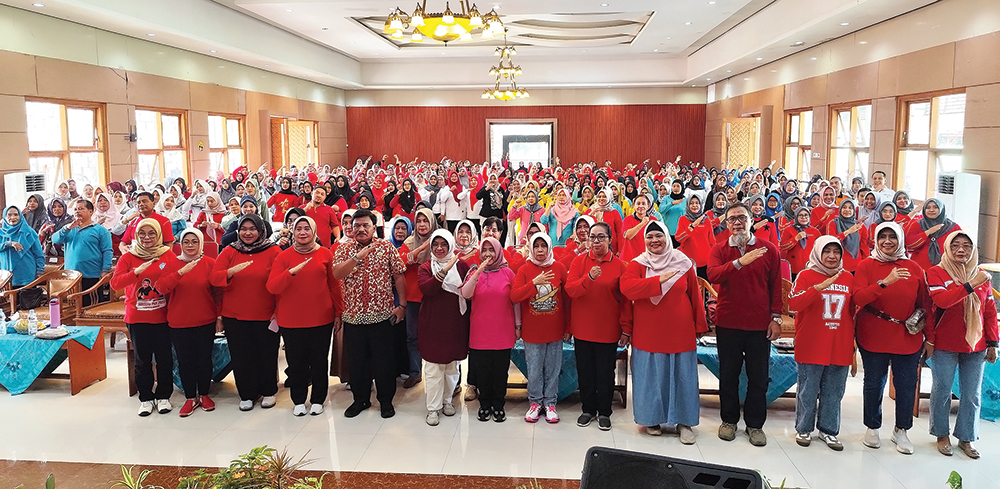 Kang Marhaen dan Kepala Dinkes dr Tien Farida Yani foto bersama saat Evaluasi Pendampingan Ibu Hamil Risiko Tinggi (Risti) dan Balita Gizi Buruk.