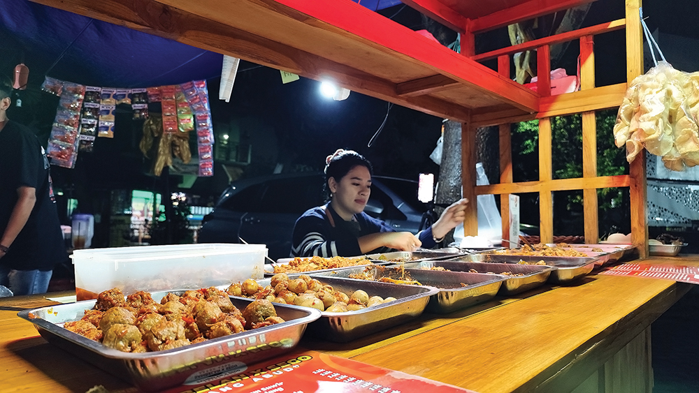 KUNO-KINI: Penjual angkringan di Pasar Wage Baru menunggu pembeli saat malam hari (foto kiri).