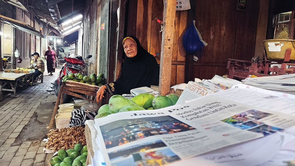 Penjual sayuran dan buah di Pasar Wage Lama berjualan mulai pagi hingga sore.