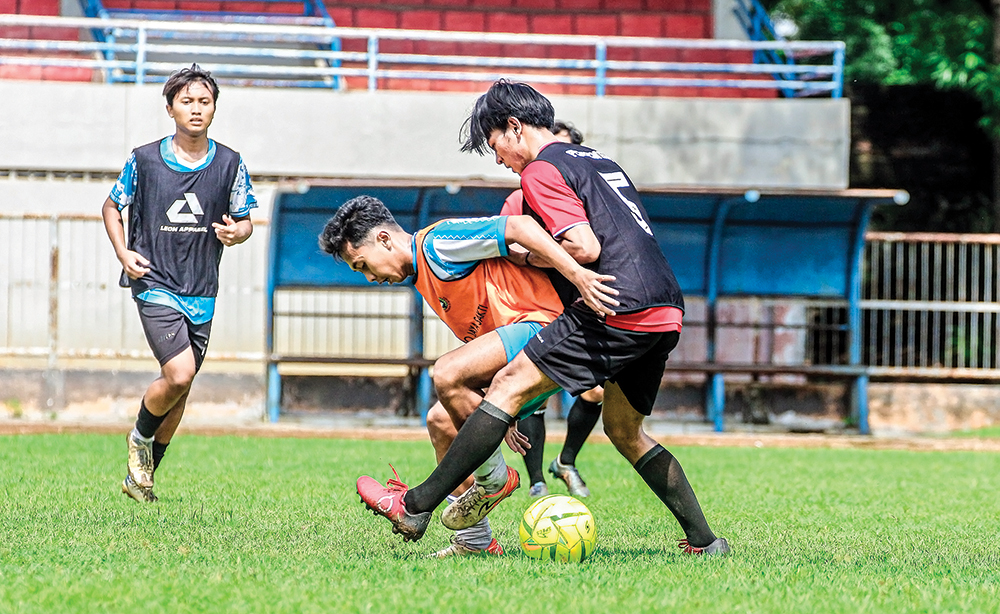 LATIHAN KERAS: Pemain Persenga berlatih di Stadion Anjuk Ladang. Mereka ogah numpang lewat di Liga 4 Jawa Timur.