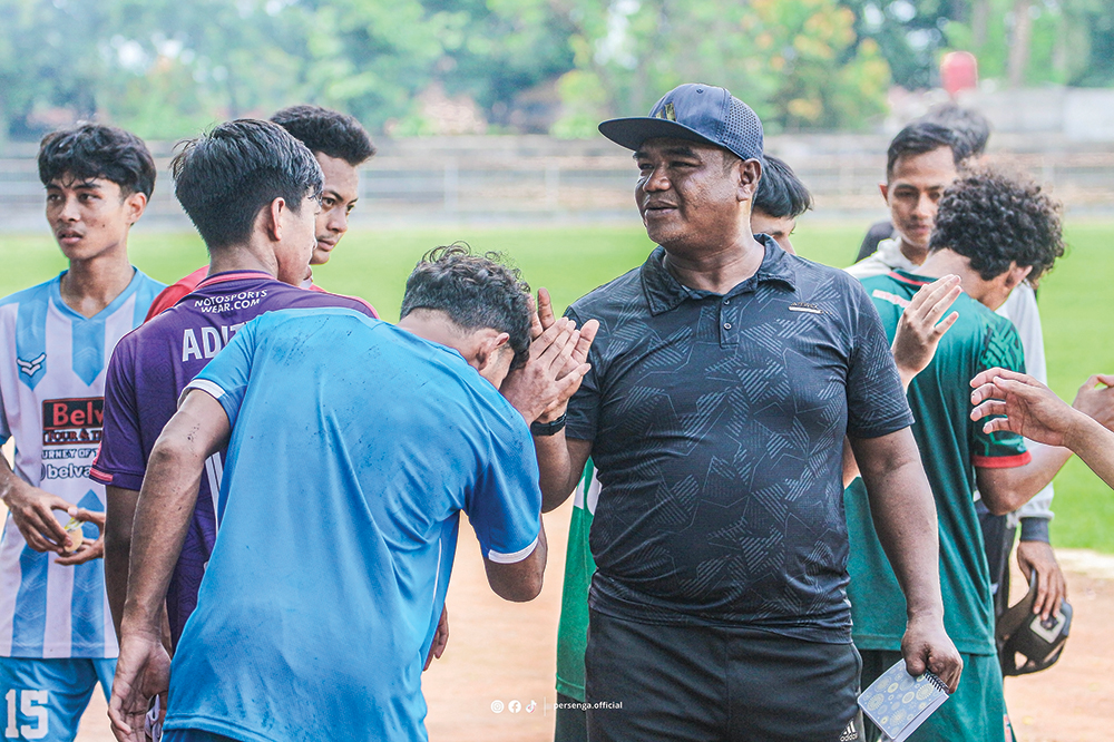 BERPENGALAMAN: Pelatih Heru Sunarno menyalami pemain setelah latihan. Heru jadi pelatih Persenga di Liga 4.