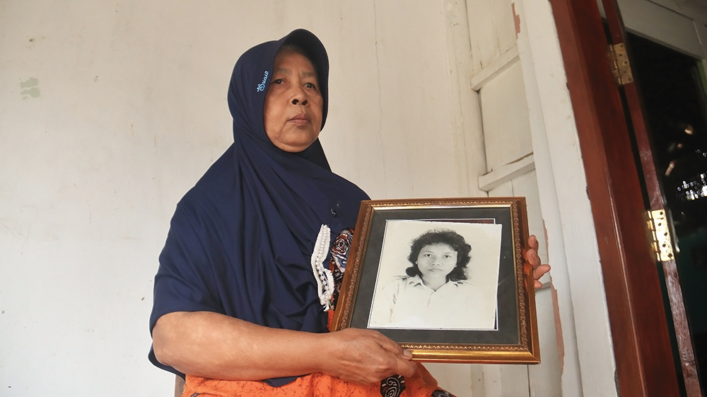 KENANGAN: Sini, bibi Marsinah menunjukkan foto Marsinah. Dia ingin pembunuh tertangkap.