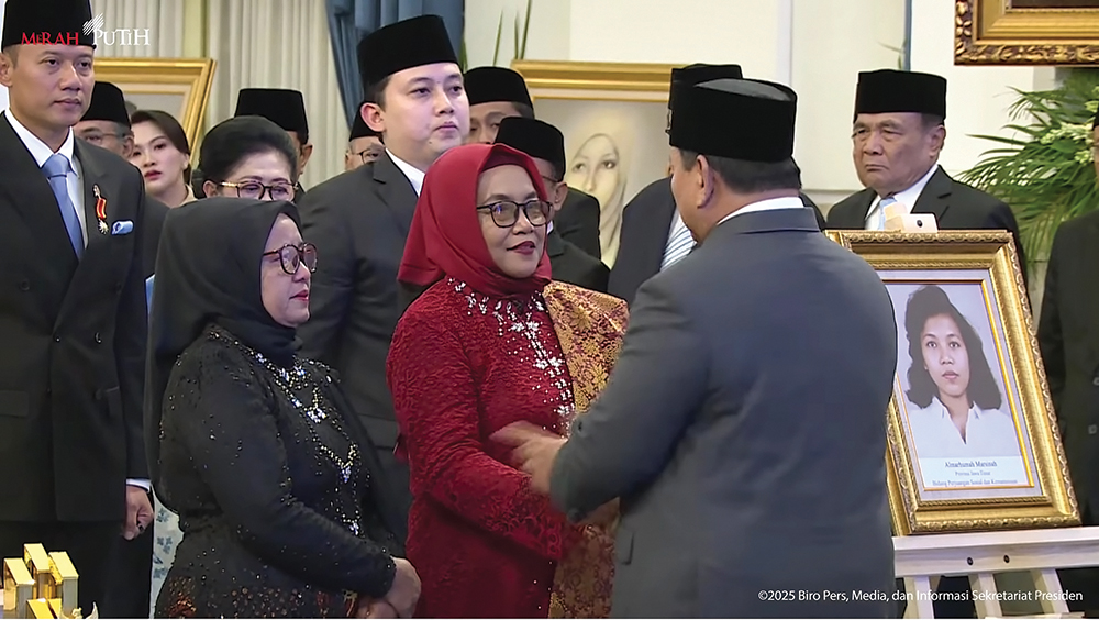 PAHLAWAN BURUH: Presiden Prabowo Subianto menyerahkan SK pengesahan dan penetapan Marsinah menjadi pahlawan nasional pada Marsini, kakak kandung Marsinah di Istana Negara, Jakarta kemarin.