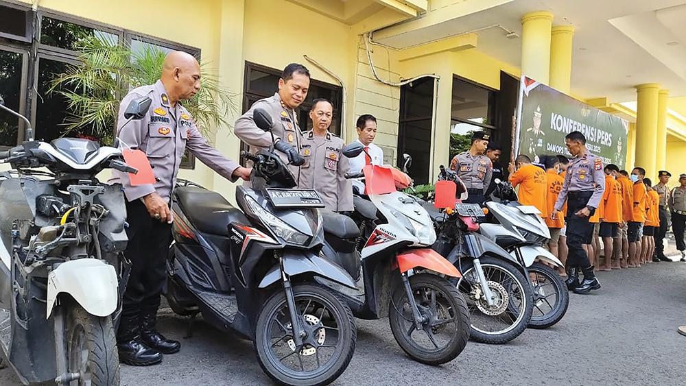 BARANG BUKTI: Kapolres Nganjuk AKBP Henri Noveri Santoso menunjukkan motor yang disita. Ambil BB gratis.