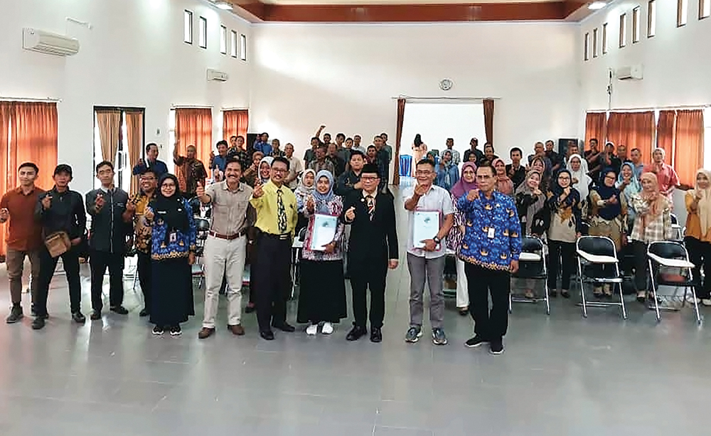 Kepala Dinkop UM Cuk Widiyanto foto bersama peserta pelatihan setelah pembukaan acara.