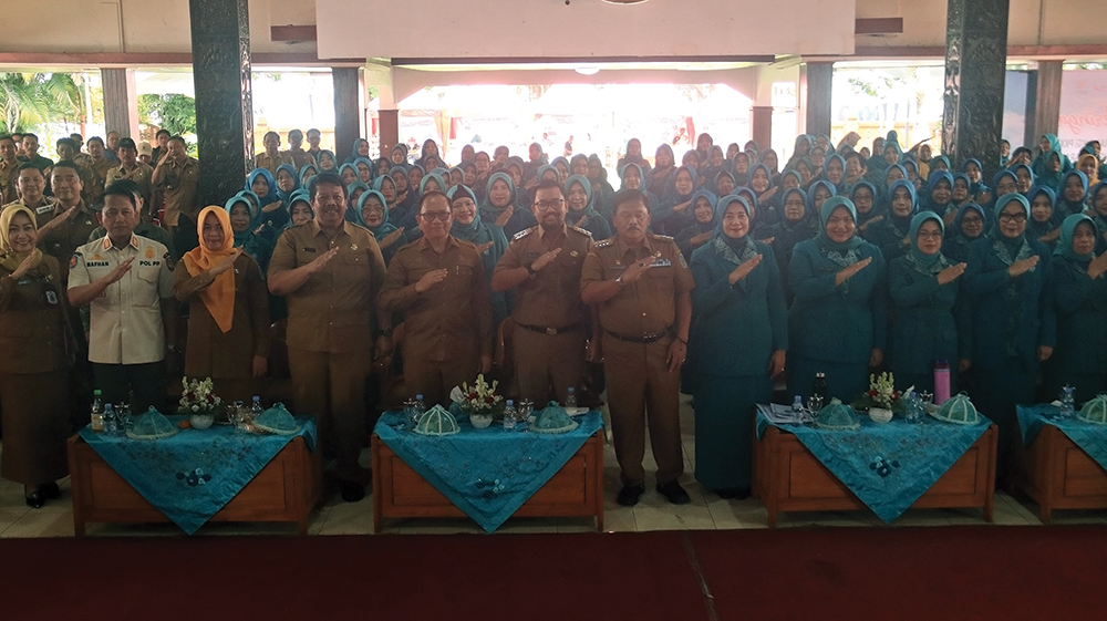 NGANJUK MELESAT: Kang Marhaen dan Kepala DPMD Sopingi foto bersama para kader.