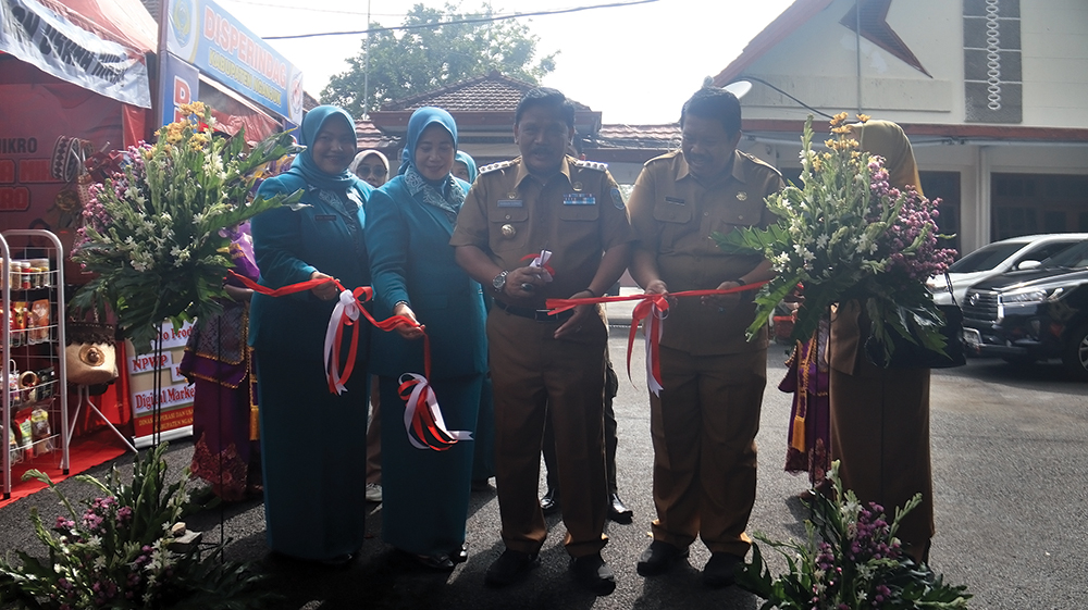 PEMBUKAAN: Bupati Marhaen Djumadi didampingi Kepala DPMD Sopingi potong pita tanda dibukanya HKG PKK Ke-53 dan Bulan Bhakti Gotong Royong Masyarakat (BBGRM) Ke-22.