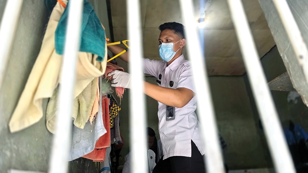 RAZIA: Petugas Rutan Kelas IIB Nganjuk menggeledah kamar warga binaan untuk mencari narkoba dan barang terlarang.