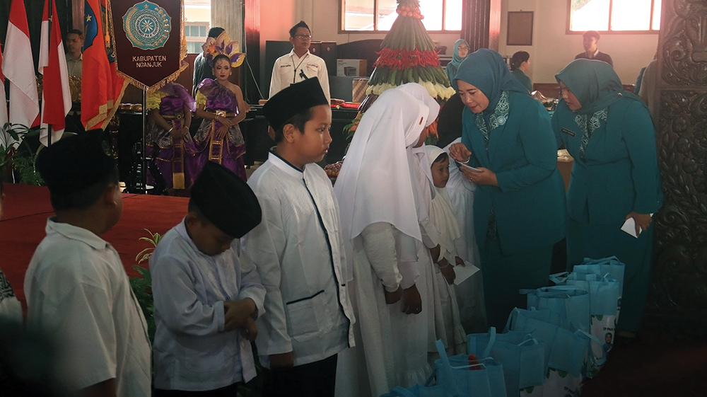 PEDULI: Ketua PKK S. Wahyuni santuni anak yatim di Pendapa KRT Sosrokoesoemo.