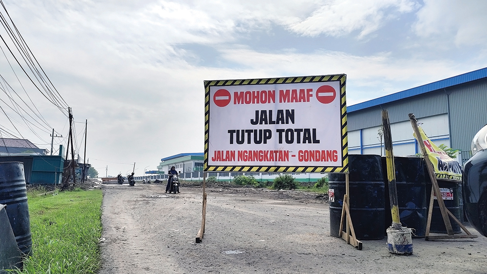PERUBAHAN ARUS LALIN: Jalan Raya Ngangkatan-Gondang ditutup total karena ada perbaikan. Satlantas Polres Nganjuk melakukan rekayasa lalin agar tidak terjadi kemacetan.