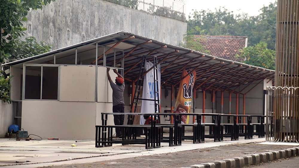SEGERA BUKA LAGI: Pedagang memperbaiki stan kios di Slumbung Food Festival (SFF). Pemkab serahkan ke paguyuban PKL untuk pengelolaannya.