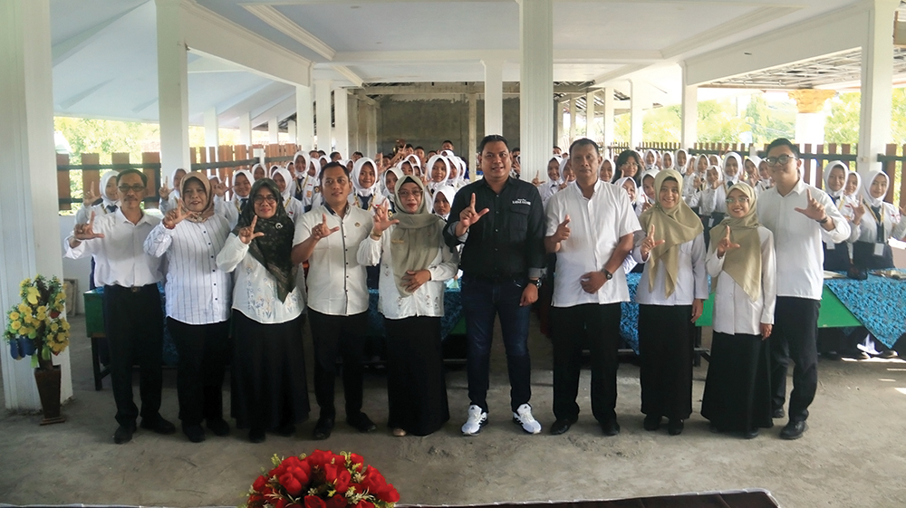 SALAM LITERASI: Kepala SMPN 4 Nganjuk Minarti dan Manajer JP Radar Nganjuk Rully Prasetyo foto bersama peserta bimtek.