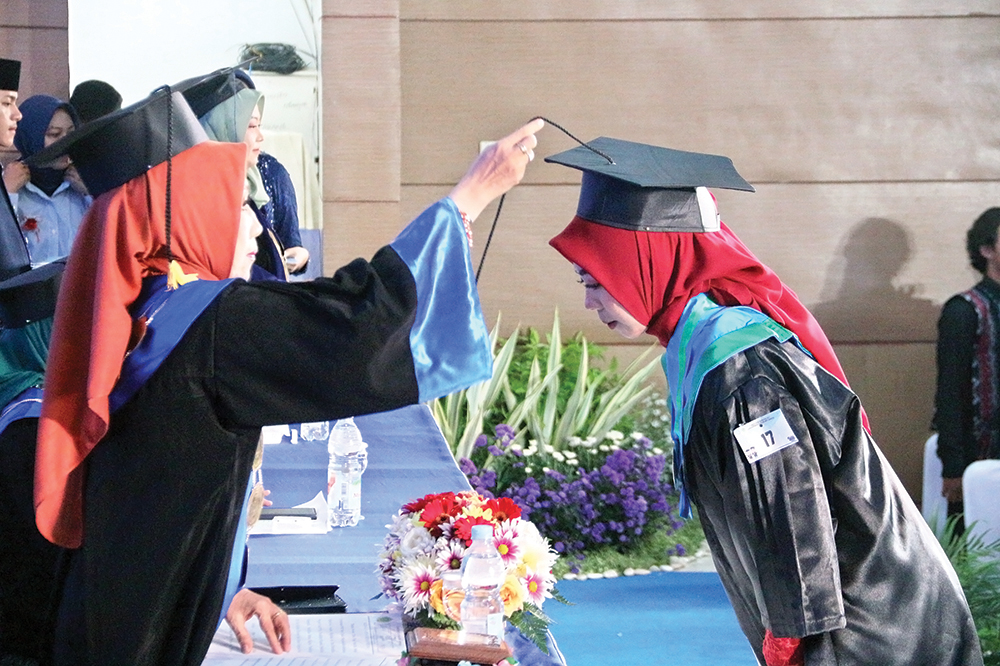 WISUDA: Rektor UPMS Dr Vera Septi Andrini mewisuda mahasiswinya kemarin.