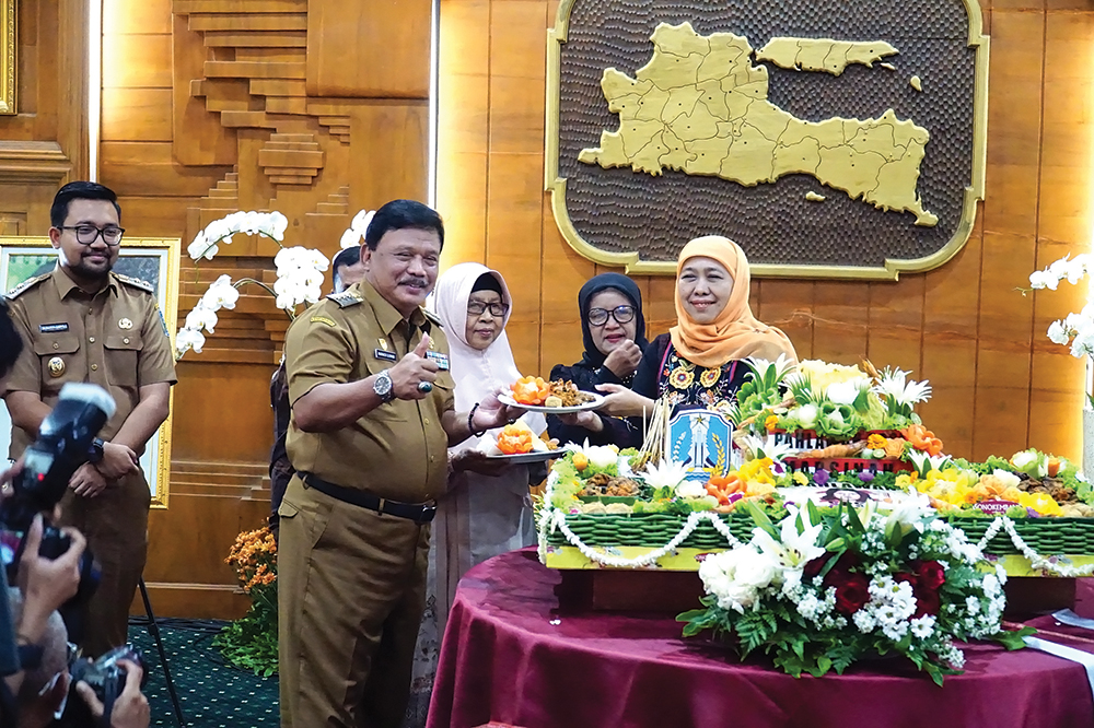 TASYAKURAN: Gubernur Khoifah memberi pootngan tumpeng pada keluarga Marsinah.