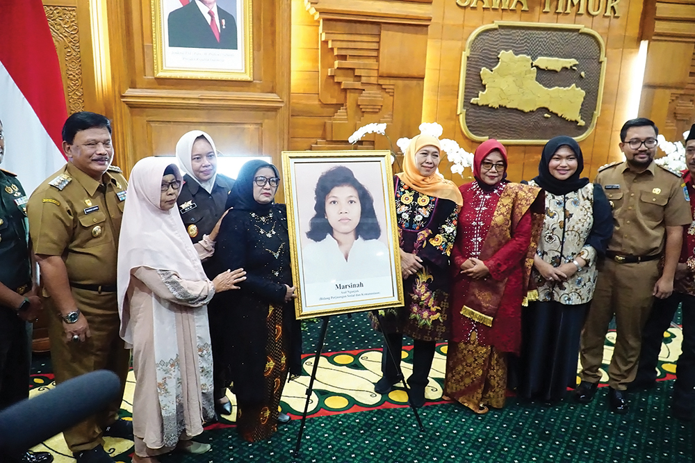 PAHLAWAN NGANJUK: Bupati Marhaen Djumadi dan keluarga Marsinah di Pemprov Jatim.