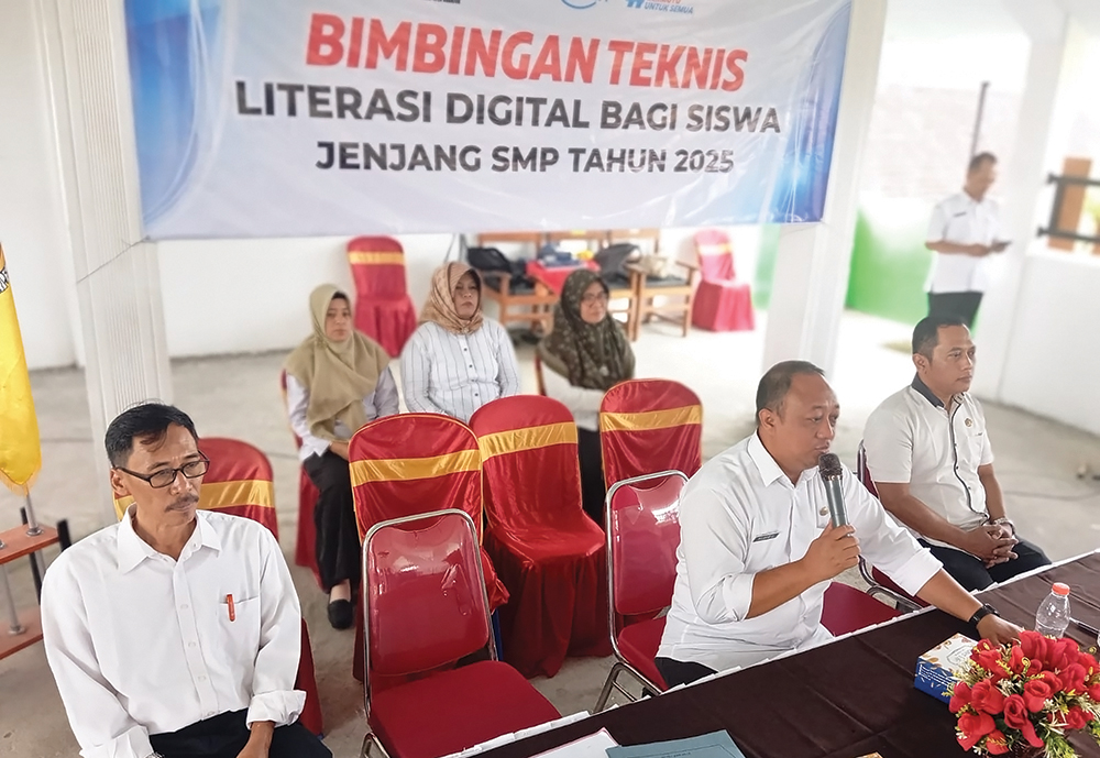 PEMBUKAAN: Kabid SMP Munawir membuka Bimtek Literasi Digital bagi Siswa SMP.