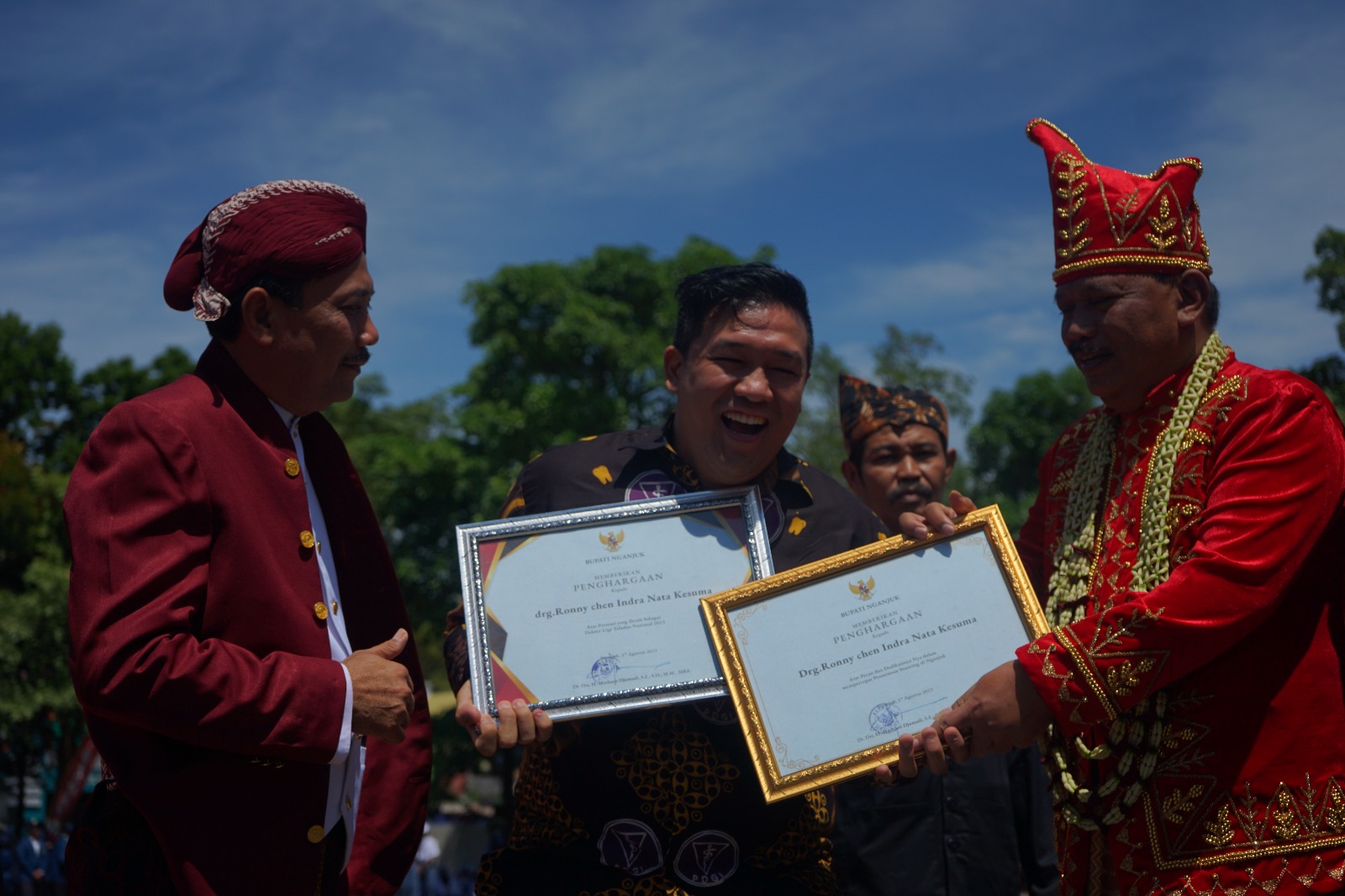 drg Ronny INK menerima penghargaan dari Pemerintah Kabupaten (Pemkab) Nganjuk 2023