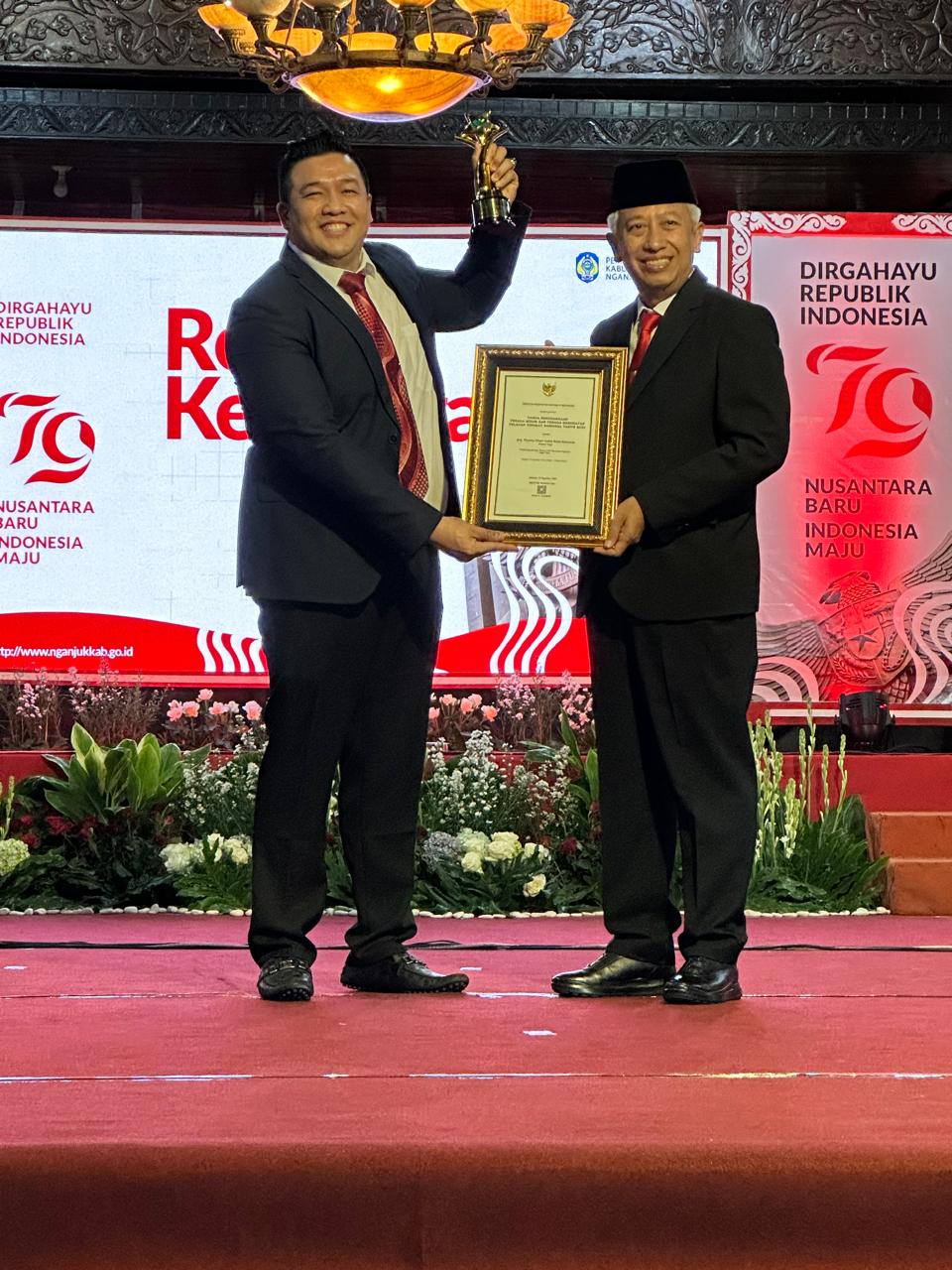 drg Ronny INK menerima penghargaan dari Pemerintah Kabupaten (Pemkab) Nganjuk 2024